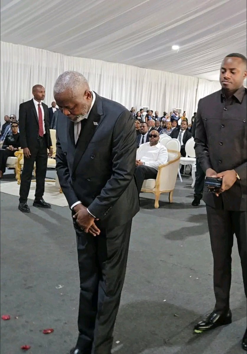 LFranceKuzikesa's tweet photo. Plusieurs sources politiques et diplomatiques renseignent que le président de l’UNC, le professeur Vital Kamerhe aurait pris sa retraite politique et de ce fait, se retire de la vie politique active.
Les dernières épreuves de son alliance avec le président Tshisekedi, émaillée de conflits permanents, ne lui permettraient plus de rester actif dans la vie politique congolaise.
C’est ce qui justifierait une débandade, un désordre, un désespoir et un abandon de son parti l’UNC, qui traverse, à ce jour, la période la plus difficile de son histoire, par manque de leadership.
Quant à son alliance avec le président Tshisekedi, les mêmes sources dignes de foi indiquent que Vital Kamerhe en sortirait grand perdant et aurait bradé son avenir politique en vain prix et qu’il en regretterait éperdument.

#Recteur