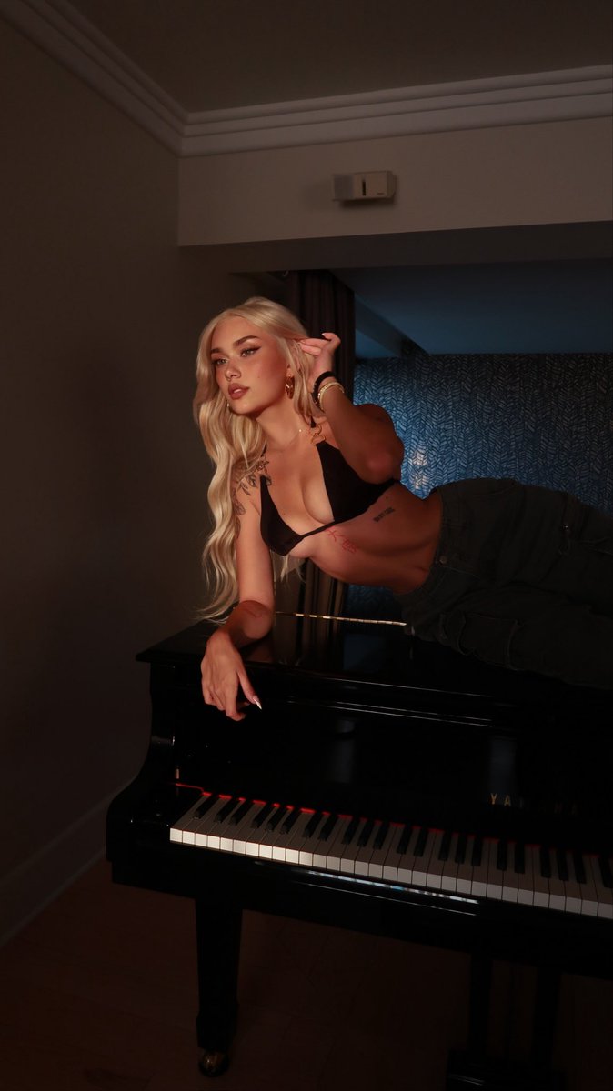 gwendoooooo's tweet photo. u need some piano lessons? https://t.co/iyCS2ImKpZ