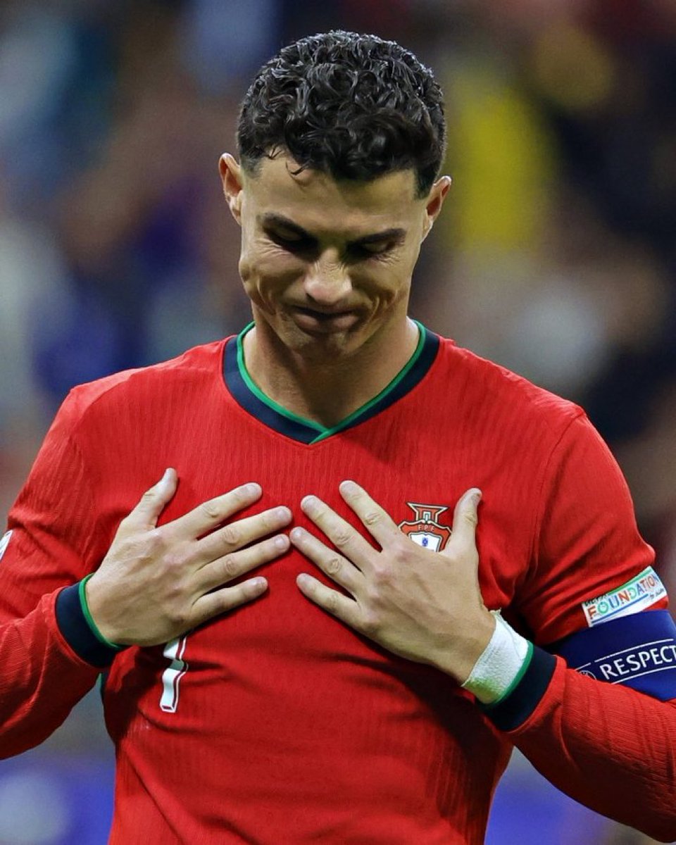 radarleonino's tweet photo. Hoje, podem dizer o que quiserem.

Podem dizer que já não é o melhor. Podem dizer que já não está no seu auge. Podem até achar que chegou o momento de deixar a Seleção.

Mas há uma coisa que ninguém pode apagar.

Cristiano Ronaldo é, inegavelmente, um dos maiores, e para muitos (como eu), o maior da história do futebol.

E talvez doa ainda mais ver portugueses a tentarem diminuir aquilo que este homem fez pelo nosso país.

Um homem que levou o nome de Portugal aos quatro cantos do mundo.
Um homem que vestiu a camisola da nossa Seleção durante décadas.
Um homem que caiu, levantou-se, foi criticado, voltou a marcar e continuou.

Sempre.

Não estou a dizer que, neste momento, não deveria sair da Seleção.
Na minha opinião, talvez tenha chegado esse momento.

Mas uma coisa é falar do presente.

Outra completamente diferente é tentar apagar a história.

Porque o tempo passa.
Os jogadores acabam.
Os recordes são ultrapassados.

Mas aquilo que foi feito… fica.

E quando um dia já não houver Ronaldo em campo, quando já não houver golos para discutir, quando já não houver camisolas 7 para vestir…

vai continuar a existir uma geração inteira que cresceu a vê-lo fazer o impossível parecer normal.

Cristiano Ronaldo dos Santos Aveiro.

Não precisas que todos os portugueses reconheçam aquilo que foste.

A história já o fez.

És o melhor do mundo, C4RALHO! 🇵🇹🐐