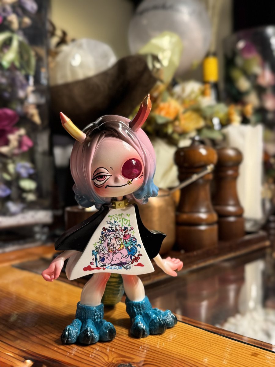moja_sofvi's tweet photo. MAマンさんの「かいじゅうもんすた〜」が届いたので、雰囲気の良いレストランへ同行してもらいました
造形もカラーリングもとても可愛い😍
尻尾や足のゴツゴツっぷりも堪らんですね

@M_A_paintman 
#MAマン
#かいじゅうもんすた〜
#ソフビ https://t.co/bWOst2W0aC