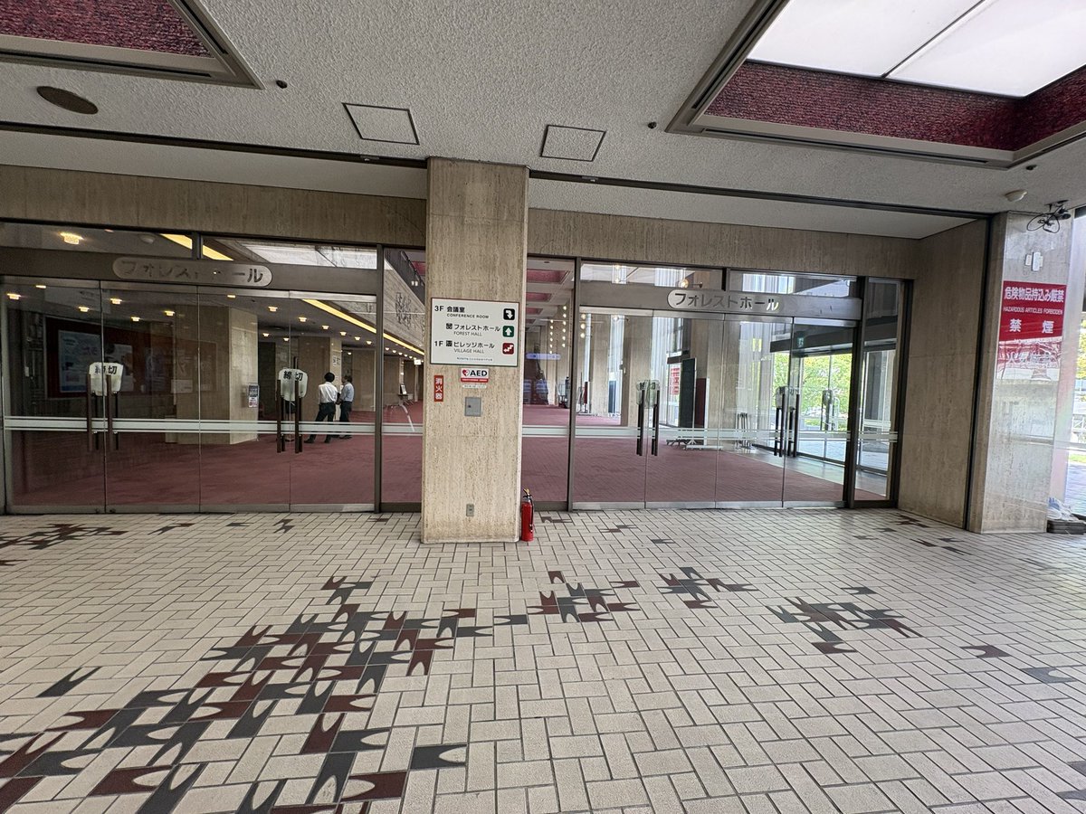 yas99911's tweet photo. 金山の市民会館が来年末には閉鎖され、壊される未来が確定しているのがなんとも寂しい。

市民会館の中のカフェでゆっくりして、写真を撮ってこの趣のあるタイルをじっくり眺める贅沢もあと少し。超スローなエスカレーターが愛おしい。
子供のイベントからMR.BIGまで思い出も一杯。 https://t.co/VqxFnWewzO