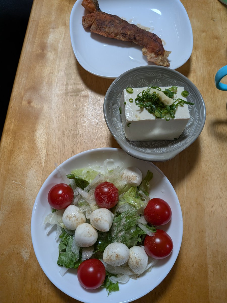 marokoji1's tweet photo. 晩御飯🍴
鮭のバター焼き
冷奴
🍅とモッツァレラチーズのサラダ https://t.co/zPV01F5zzi