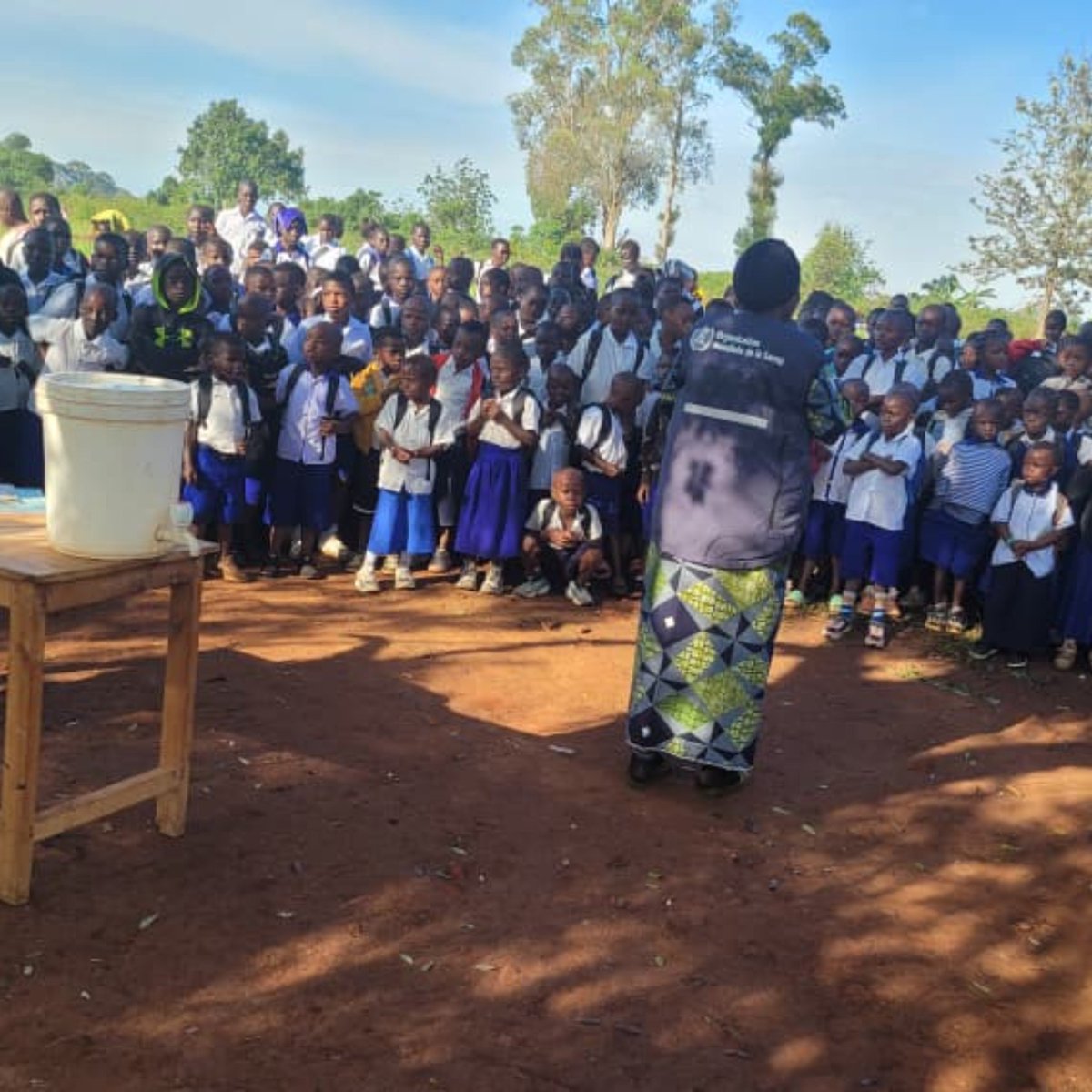 OMSRDCONGO's tweet photo. Aujourd'hui à Aru (Ituri 🇨🇩), @OMSRDCONGO accompagne les écoliers (ères) dans la prévention du virus #Bundibugyo :

🤝 Pas de poignée de main
🚨 Signaler tout malaise à l'enseignant
🍎 Ne pas manger de fruits tombés ou mordus par les oiseaux
🧼 Lavage régulier des mains. https://t.co/XGumMeoYTK
