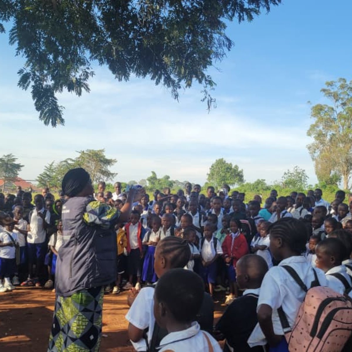 OMSRDCONGO's tweet photo. @malu_raissa @Insprdc @MR_Belizaire @mvankerkhove @Chikwe_I @ECHO_CESAfrica @eu_echo @OMS_Afrique @WHOAFRO Au moins 50 participants à cette séance de sensibilisation : 21 garçons, 25 filles et 4 enseignantes. Les élèves se sont engagés à transmettre le message à leurs familles et amis, pour freiner la propagation de la maladie à l'école comme dans leur communauté.

#vaincreBundibugyo https://t.co/5H5kX84Uzd