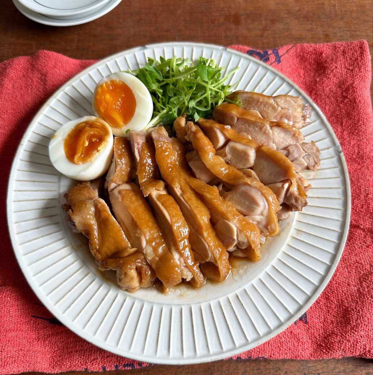 syunkon0507's tweet photo. 拝啓、冷凍庫にガチガチに凍った鶏肉がある方

フライパンに味ぽん、砂糖、水を入れて火にかけ、鶏肉を凍ったままゴンと入れて煮てください。お肉柔らか、適度な酸味と甘味が絶品の【味ぽん鶏チャーシュー】ができあがります。

なんせ簡単で美味なのでバタバタな日の救世主です(ポン酢はなんでもOK) https://t.co/NWhjSSVDol