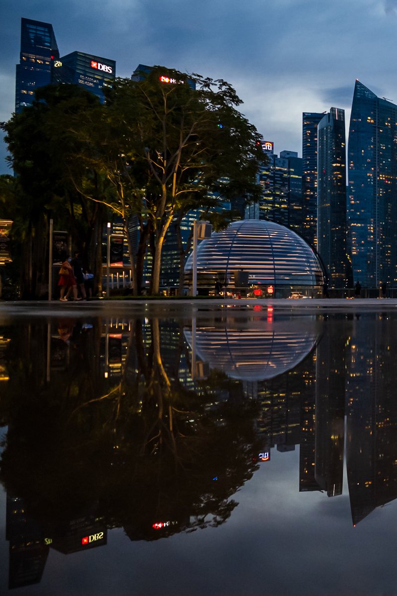 javanng's tweet photo. Reflections of the floating sphere. Apple Marina Bay Sands looking like a futuristic orb at dusk. 🌐

#loves_reflections #symmetrykillers #singapore #visitsingapore #cityvibes https://t.co/Enn5NijQ2F