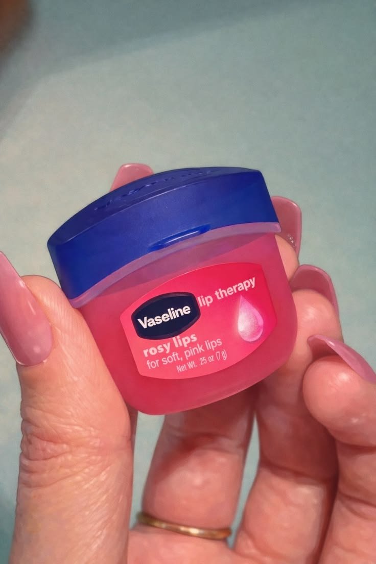 ysmlasri's tweet photo. BIBIR HITAM, KERING, PECAH-PECAH? COBA INI DULU  SEBELUM SULAM BIBIR! 😭

Vaseline Rosy Lips  yang viral! Cuma oles tipis sebelum tidur, besoknya bangun bibir jadi lembut + pink alami. https://t.co/4kphMiSD0g