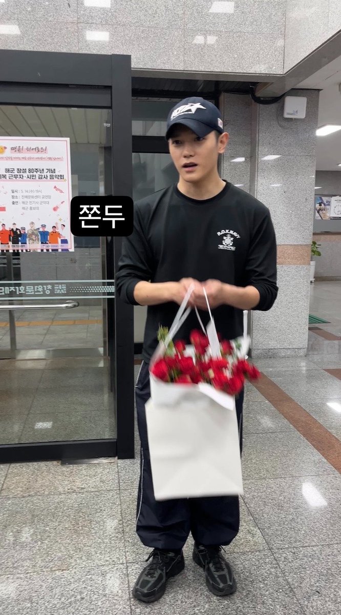 dujjonduu's tweet photo. #태용미담 이거 나눠줄 때 저렇게 양손에 꼭 쥐고 장미 주신 분 어딧냐고 계속 찾다가 꽃 부대 안에 못 들고가서 자기가 한 송이씩 나눠주겟다하고 직접 하나하나 나눠준거임... 나눠주다가 나중에 장미 주신 분 오시니까 제가 이렇게 나눠줘도 되겟습니까◕  ̫ ◕ 일케 물어보고ㅠㅠ https://t.co/ss9rT0G2Mt
