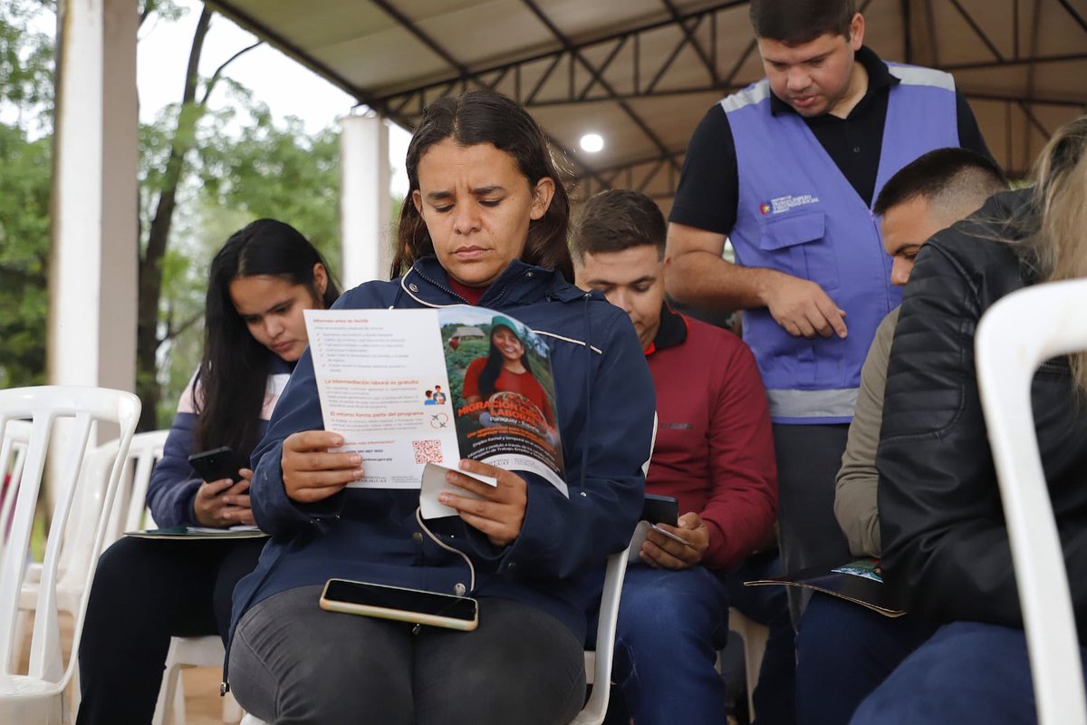 MTESS_PY's tweet photo. #EmpleoCircular| Jornada de socialización del Programa de Migración Laboral Circular en Choré

En la sede del @SNPP_Paraguay Regional de Choré, departamento de San Pedro, arranca la jornada de socialización de la segunda edición del Programa de Migración Laboral Circular Paraguay-España.

La actividad está en enfocada en personas con experiencia en el sector agrícola. El proceso de reclutamiento es liderado por el Ministerio de Trabajo, en alianza con el @magparaguay.