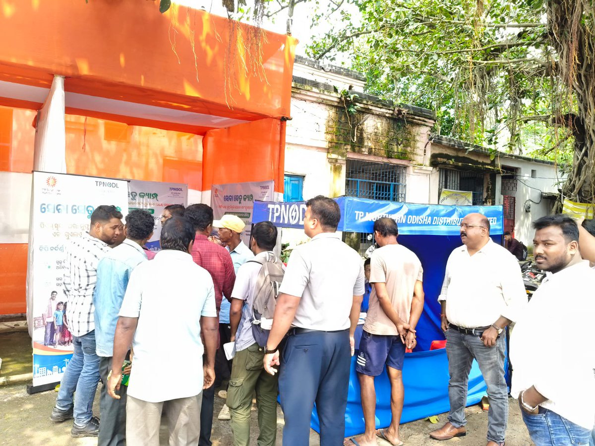 DM_Mayurbhanj's tweet photo. ସେବା ସଂକଳ୍ପ ପର୍ବ ଅବସରରେ ଉଦଳାରେ ଆୟୋଜିତ ‘ସେବା ସେତୁ ଅଭିଯାନ’ ରେ ଟିପିଏନ୍‌ଓଡିଏଲ୍‌ ର ସୋଲାର ରଥ ଏବଂ ବିଭିନ୍ନ ବିଭାଗର ପ୍ରମୁଖ ଷ୍ଟଲଗୁଡିକୁ ଜିଲ୍ଲାପାଳ ଏବଂ ଜିଲ୍ଲା ଆରକ୍ଷୀ ଅଧିକ୍ଷକ ଅନ୍ୟ ବରିଷ୍ଠ ଅଧିକାରୀମାନଙ୍କ ସହ ପରିଦର୍ଶନ କରିଥିଲେ । https://t.co/cfbgzjJsWW