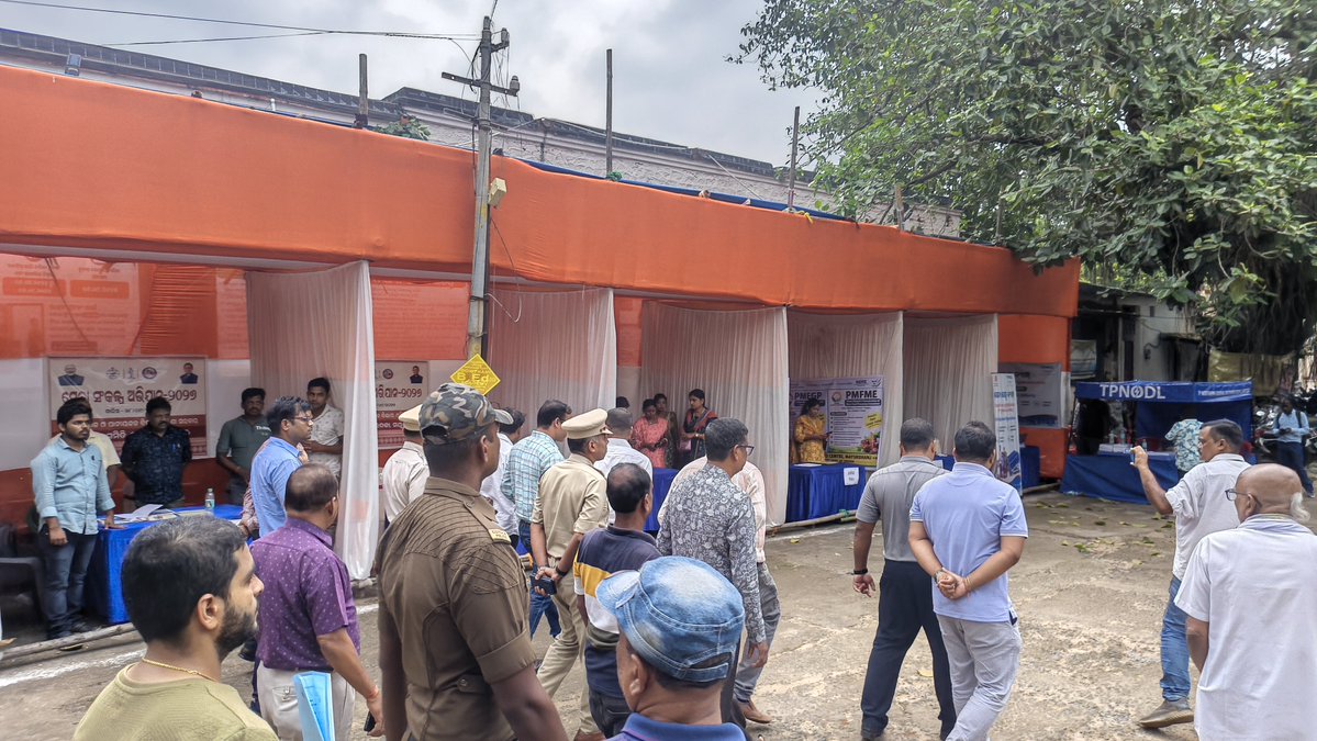 DM_Mayurbhanj's tweet photo. ସେବା ସଂକଳ୍ପ ପର୍ବ ଅବସରରେ ଉଦଳାରେ ଆୟୋଜିତ ‘ସେବା ସେତୁ ଅଭିଯାନ’ ରେ ଟିପିଏନ୍‌ଓଡିଏଲ୍‌ ର ସୋଲାର ରଥ ଏବଂ ବିଭିନ୍ନ ବିଭାଗର ପ୍ରମୁଖ ଷ୍ଟଲଗୁଡିକୁ ଜିଲ୍ଲାପାଳ ଏବଂ ଜିଲ୍ଲା ଆରକ୍ଷୀ ଅଧିକ୍ଷକ ଅନ୍ୟ ବରିଷ୍ଠ ଅଧିକାରୀମାନଙ୍କ ସହ ପରିଦର୍ଶନ କରିଥିଲେ । https://t.co/cfbgzjJsWW