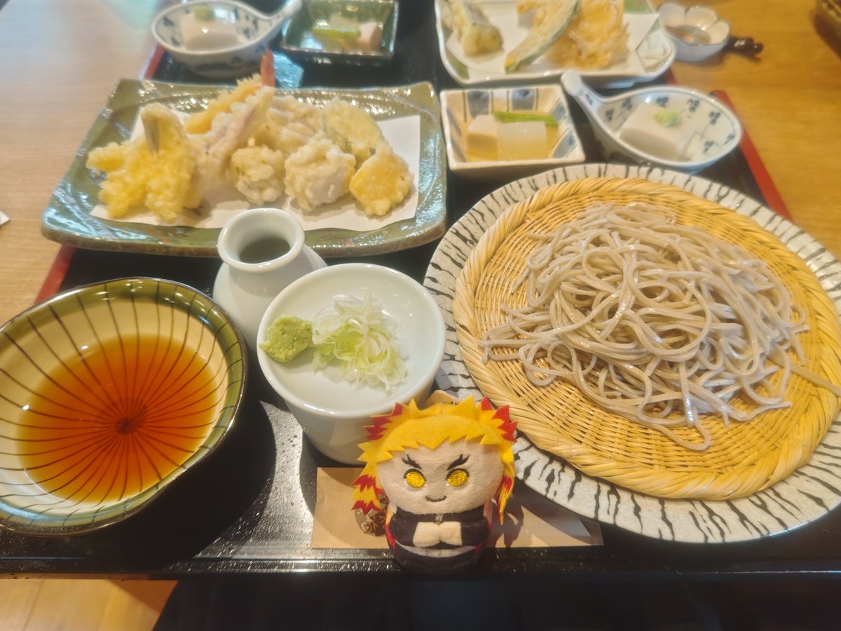 cha_simasima's tweet photo. お気に入りのお蕎麦屋さんに行ってきた！！そんなに頻繁に行くわけじゃないけど、お店のおばちゃんにいつも頼むメニュー覚えられてた😂😂
季節の天ぷらが本当に美味しくて、フルーツの天ぷらが1つ入ってるんだけど、今の季節は柿でした！！栗も入ってた！！🌰 https://t.co/TjFOJqx71i