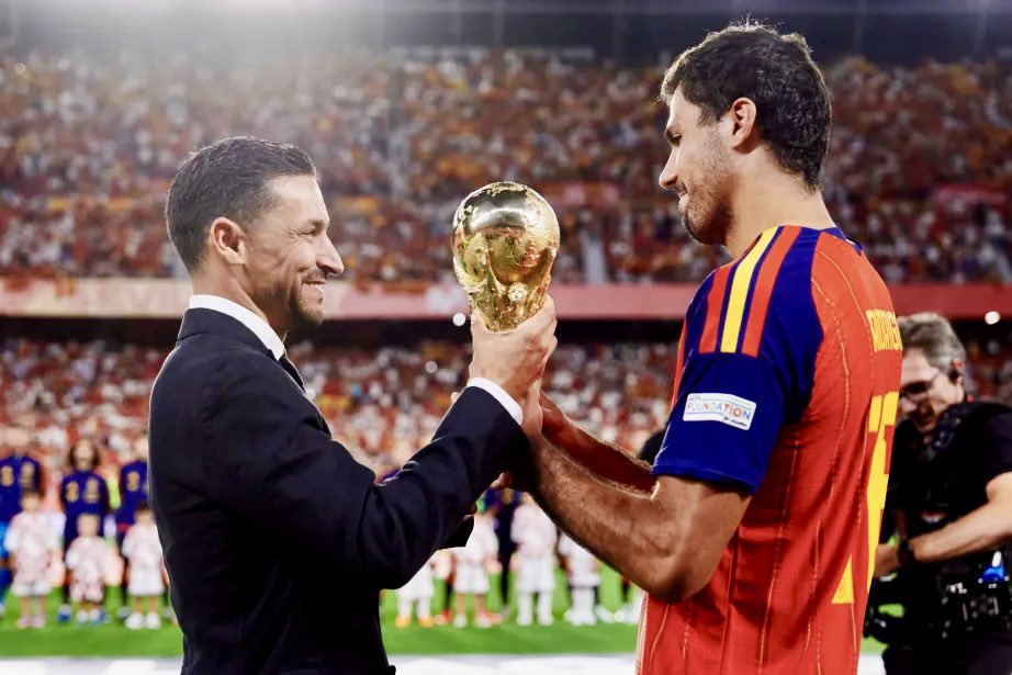 JNavas's tweet photo. Orgullo y honor levantar la Copa del Mundo en mi Sevilla. Siempre con mi Selección! https://t.co/692Vpk5b9J