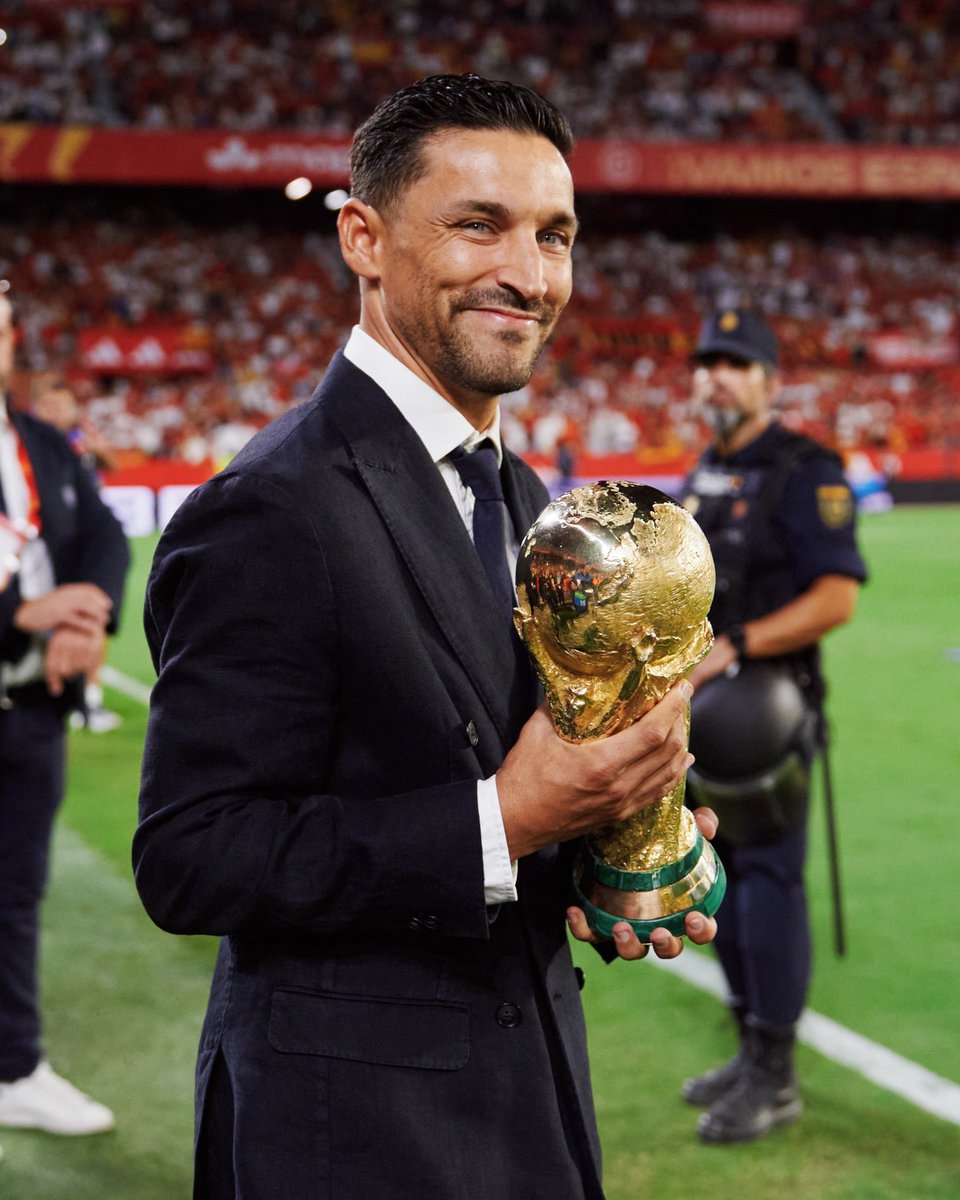 JNavas's tweet photo. Orgullo y honor levantar la Copa del Mundo en mi Sevilla. Siempre con mi Selección! https://t.co/692Vpk5b9J