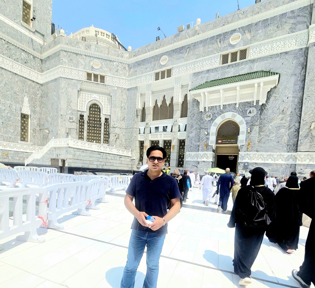 Asadrchaudhry's tweet photo. کینیڈا واپس روانگی سے قبل
خانہ کعبہ میں الوداعی حاضری

میری خوش نصیبی ہے کہ پچھلے 1 ماہ میں 2 بار خانہ کعبہ میں حاضری ہوئی۔
ایک مہینے بعد ان شاء اللہ پھر
مکہ/مدینہ/جدہ واپسی ہو گی۔
اللہ نے میرے لیے سعودی عریبیہ میں ایسے کاروباری اسباب پیدا کیے ہیں کہ آئندہ۔
سعودی عرب،کینیڈا،پاکستان میں ایک جتنا وقت گزرا کرے گا۔
گزشتہ ایک ماہ سے۔۔۔کینیڈا(ٹورنٹو)سے نکل کر۔۔دوہا،جدہ،ریاض،مدینہ،مکہ،پھر جدہ اور اس کے بعد ساوتھ کوریا(سیول)اور پھر واپس سعودی عرب جدہ سے مکہ اور اب جدہ سے
ٹورنٹو واپس روانگی ہو گی۔
لیکن اتنے سفر کے باوجود یہ مہینہ بہت ہی اطمنان بخش اور
پرسکون رہا۔

(اسد آر چوہدری)