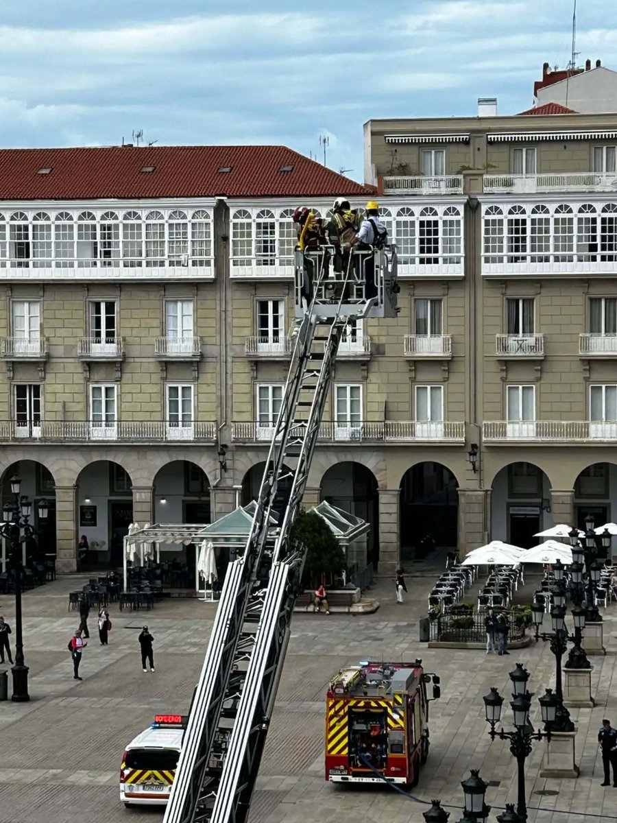 silcerino's tweet photo. #Coruña | Os Bombeiros na praza de María Pita presentando a programación da Semana da Prevención.

*Gracias a #AlvarezPaz polas fotos. https://t.co/dWQQoD86eN