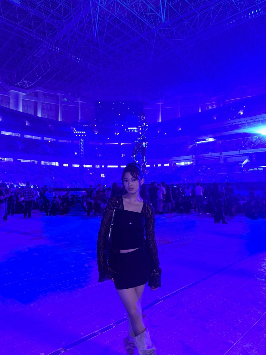 sealoftly's tweet photo. finally foto konser the weeknd out jugaaaa, AAAA CAKEPNYAAA 😭😭😭😭💜💜💜💜💜 https://t.co/vAkOBx4C6L