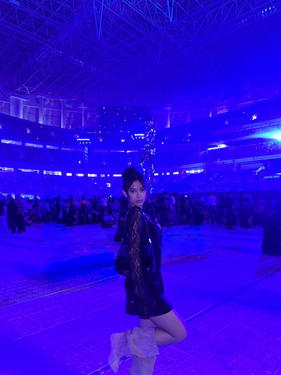 sealoftly's tweet photo. finally foto konser the weeknd out jugaaaa, AAAA CAKEPNYAAA 😭😭😭😭💜💜💜💜💜 https://t.co/vAkOBx4C6L