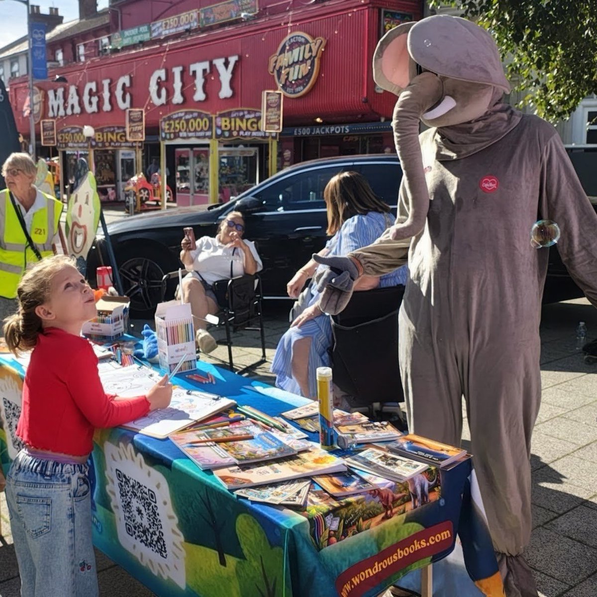 Rogercircus's tweet photo. This is the best way to promote a book
I love getting into my Roger the Elephant "The World's Most Famous Circus Elephant" costume and meeting wonderful kids plus I get free hugs and everyone loves a free hug https://t.co/Y1jgOoaFHe