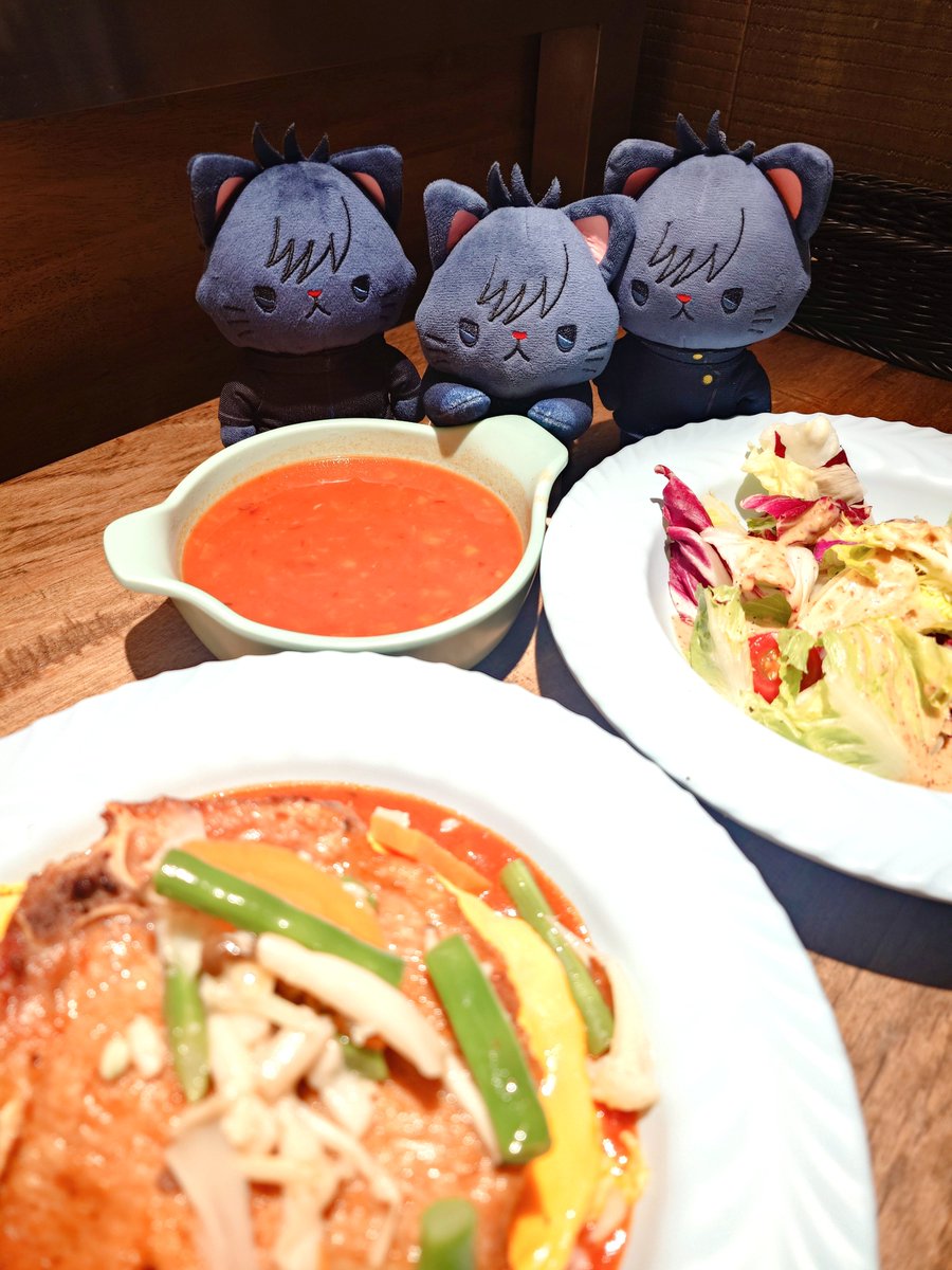 Askskuri's tweet photo. 久しぶりににゃんずと晩ごはん🍽️

😾😺😼「いいにおい(ｸﾝｸﾝ)！おいしそう✨」
突然、あいつが現れた💥
😼「だれ？！」
😺「またしらないやつ」
😾「あやしい」

↓↓↓ https://t.co/JmmcfXsme2