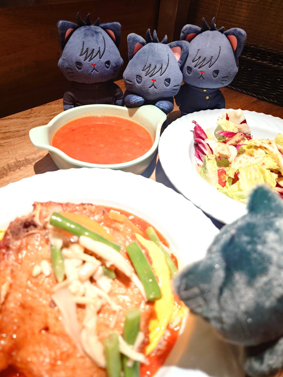 Askskuri's tweet photo. 久しぶりににゃんずと晩ごはん🍽️

😾😺😼「いいにおい(ｸﾝｸﾝ)！おいしそう✨」
突然、あいつが現れた💥
😼「だれ？！」
😺「またしらないやつ」
😾「あやしい」

↓↓↓ https://t.co/JmmcfXsme2
