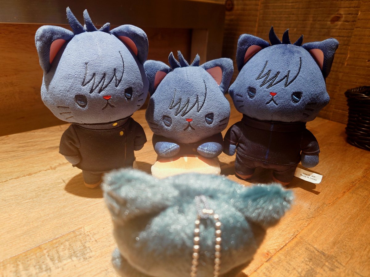Askskuri's tweet photo. 久しぶりににゃんずと晩ごはん🍽️

😾😺😼「いいにおい(ｸﾝｸﾝ)！おいしそう✨」
突然、あいつが現れた💥
😼「だれ？！」
😺「またしらないやつ」
😾「あやしい」

↓↓↓ https://t.co/JmmcfXsme2