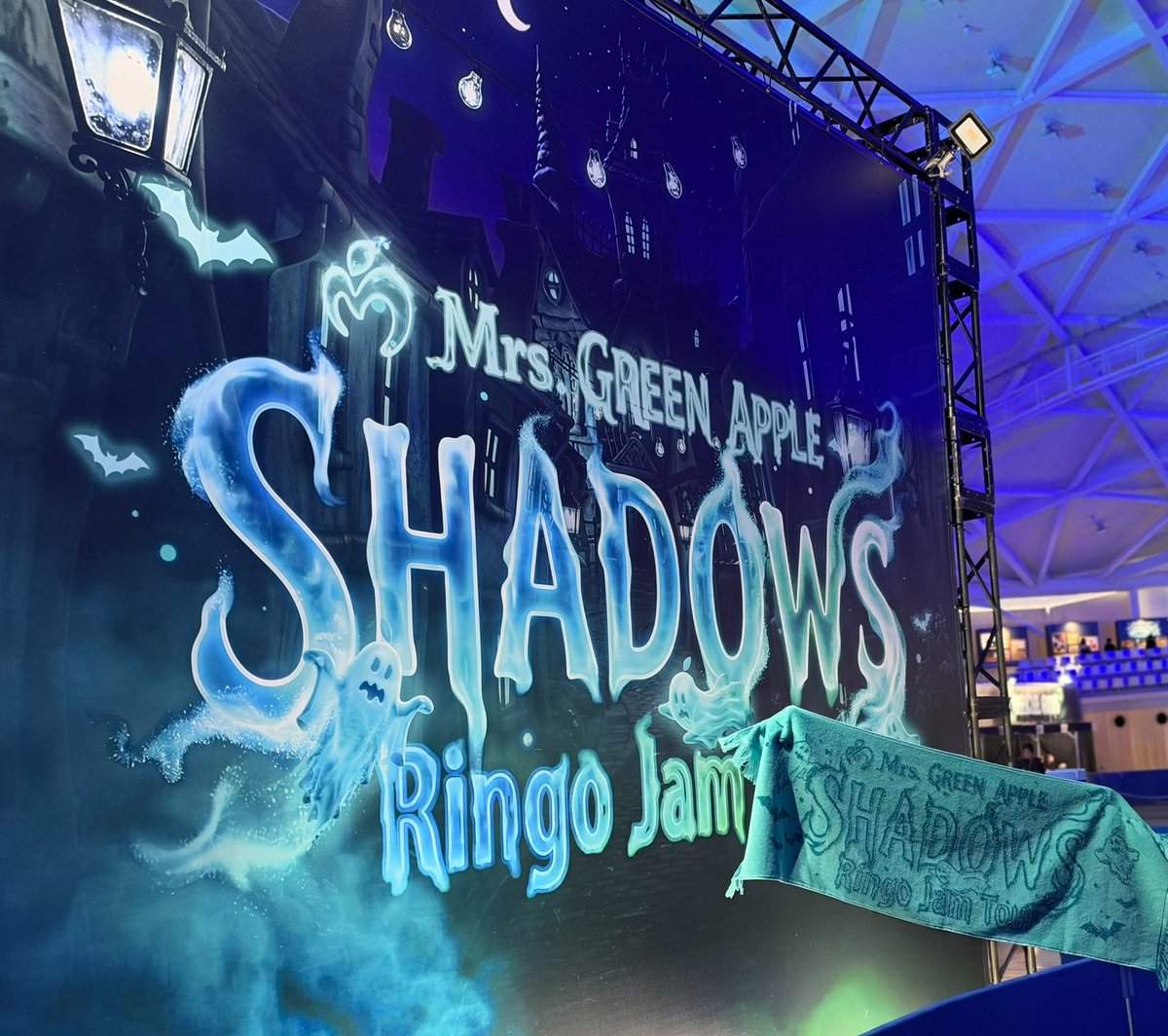 fanMGAFCinfo's tweet photo. ≪Mrs. GREEN APPLE Ringo Jam Tour "SHADOWS"≫
香川 1日目！！👻🦇

#MGA_SHADOWS 👻
あなぶきアリーナ香川、まだまだ熱狂中！！

まだの方は急いで！！今すぐ参加しよう！📡

▼公式ライブ配信
https://t.co/qsAdQ0tDqg 

この熱狂を、今から一緒に！！🍏

#MrsGREENAPPLE https://t.co/UsAKQzl6FR