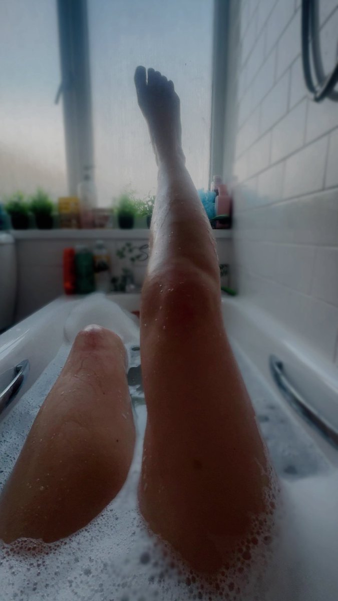 BabyJoJoo222's tweet photo. Just want someone to wash my #feet while I #shave #feetworshi̇p 👣🤍 https://t.co/jdVlK910Hy