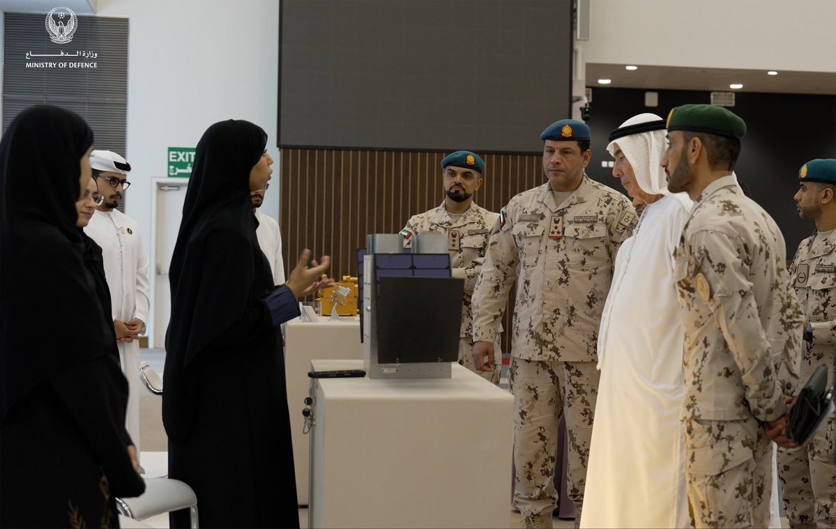 modgovae's tweet photo. شارك وفد من وزارة الدفاع في معرض المشاريع البحثية ذات الصلة بالدفاع، الذي نظمته جامعة الإمارات العربية المتحدة، بمناسبة مرور خمسين عاماً على تأسيس الجامعة وتوحيد القوات المسلحة.

وكان في استقبال الوفد معالي زكي أنور نسيبة، المستشار الثقافي لصاحب السمو رئيس الدولة، الرئيس الأعلى لجامعة الإمارات العربية المتحدة.

واطّلع الوفد على عدد من المشاريع والابتكارات البحثية في مجالات الروبوتات والذكاء الاصطناعي والاتصالات والفضاء والمواد المتقدمة، إلى جانب تقنيات ذات تطبيقات واعدة في القطاع الدفاعي.

وتأتي المشاركة في إطار حرص وزارة الدفاع على تعزيز التعاون مع المؤسسات الأكاديمية، ودعم البحث والتطوير والابتكار.

#وزارة_الدفاع 
#وزارة_الدفاع_الإماراتية
#MOD
#UAEMinistryOfDefence