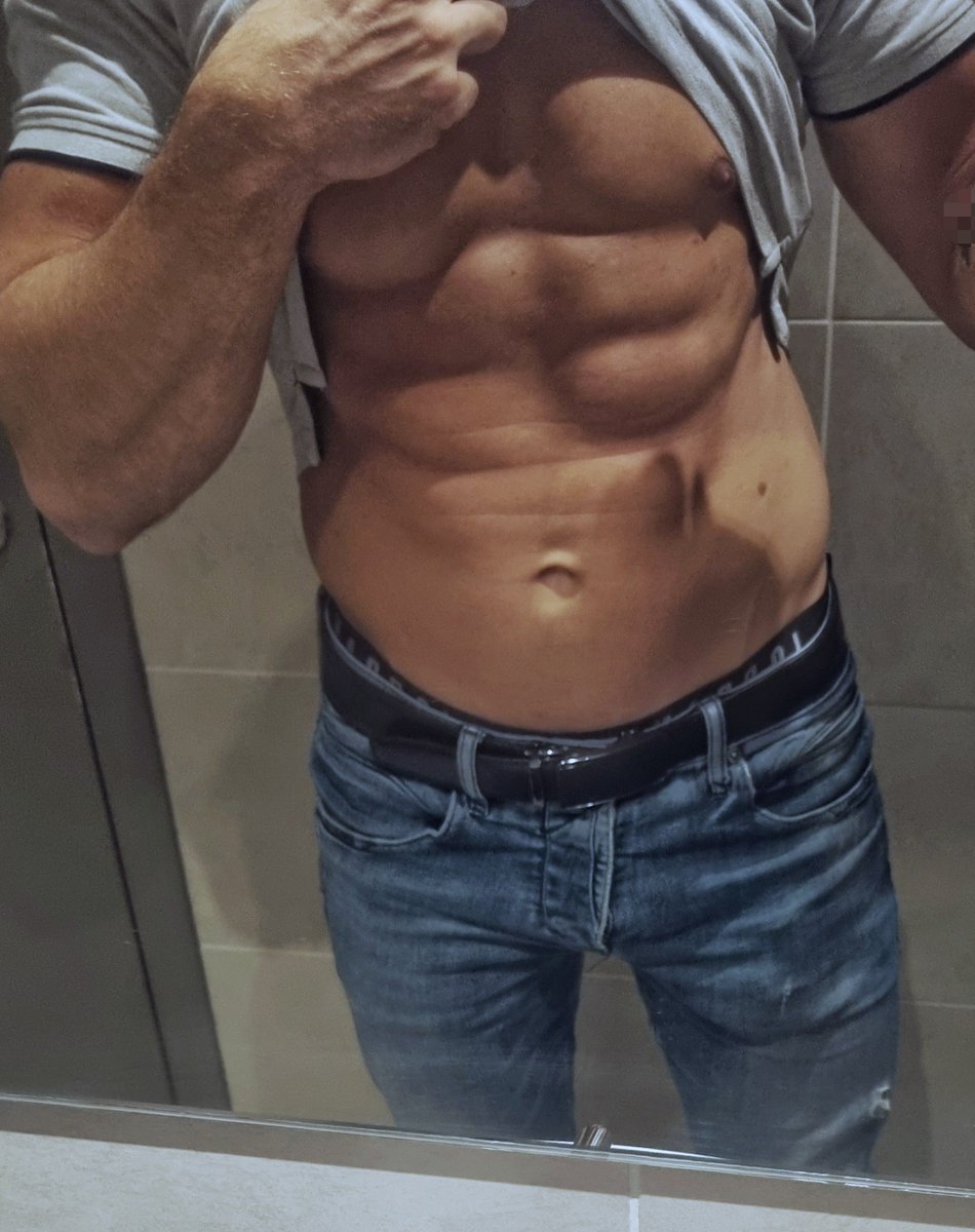 TheShadowX94's tweet photo. Tu me rejoins aux toilettes pendant la pause ? 

@JoliesFormes8 @up_crea @themaleproject @PartageDefiHot  #french #abdo https://t.co/LMnLAjuNRW