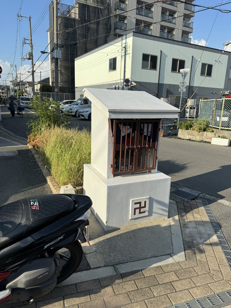 aaababyb's tweet photo. 8月の話し。
関西は地蔵盆が盛んな地域で、コロナ前までは派手な提灯で飾り、無料で子供達にお菓子を振る舞う。
コロナ後何故かは知らないけど地蔵盆の祭りが無くなった。
なんか横と横との繋がりが希薄になった感じがした。
こうして伝統行事も忘れ去られるんやろな。 https://t.co/dq1FVZH04v