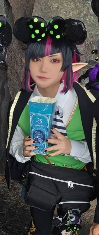 yazuki_new's tweet photo. ⚠ 仮装 / twst

先週念願のディアソで🚢にインパしてました🦇
壊滅的に自撮りが盛れない日だったので、マレウスの写真にお邪魔ﾘﾘｱです🫣✌️
インパ一発目に🍿買ってご機嫌🔆

 #Dハロ仮装2026
 #Dハロツイステ https://t.co/2OngkeLoDE