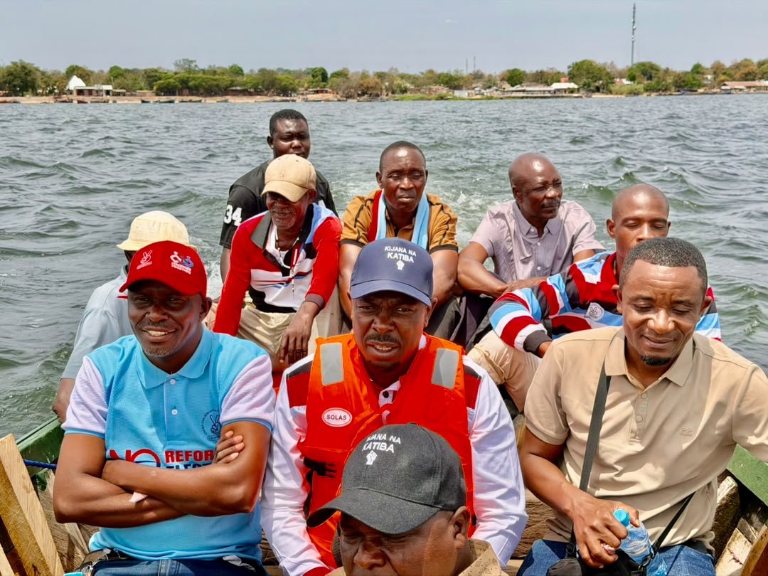 ChademaTZ2's tweet photo. Makamu Mwenyekiti wa CHADEMA Bara, Mhe. @HecheJohn, akivuka kwa mtumbwi kutoka Kisorya kwenda Ukerewe mchana huu, tayari kwa mkutano wa hadhara utakaofanyika leo Nansio, Ukerewe. https://t.co/XQyztXL3ek
