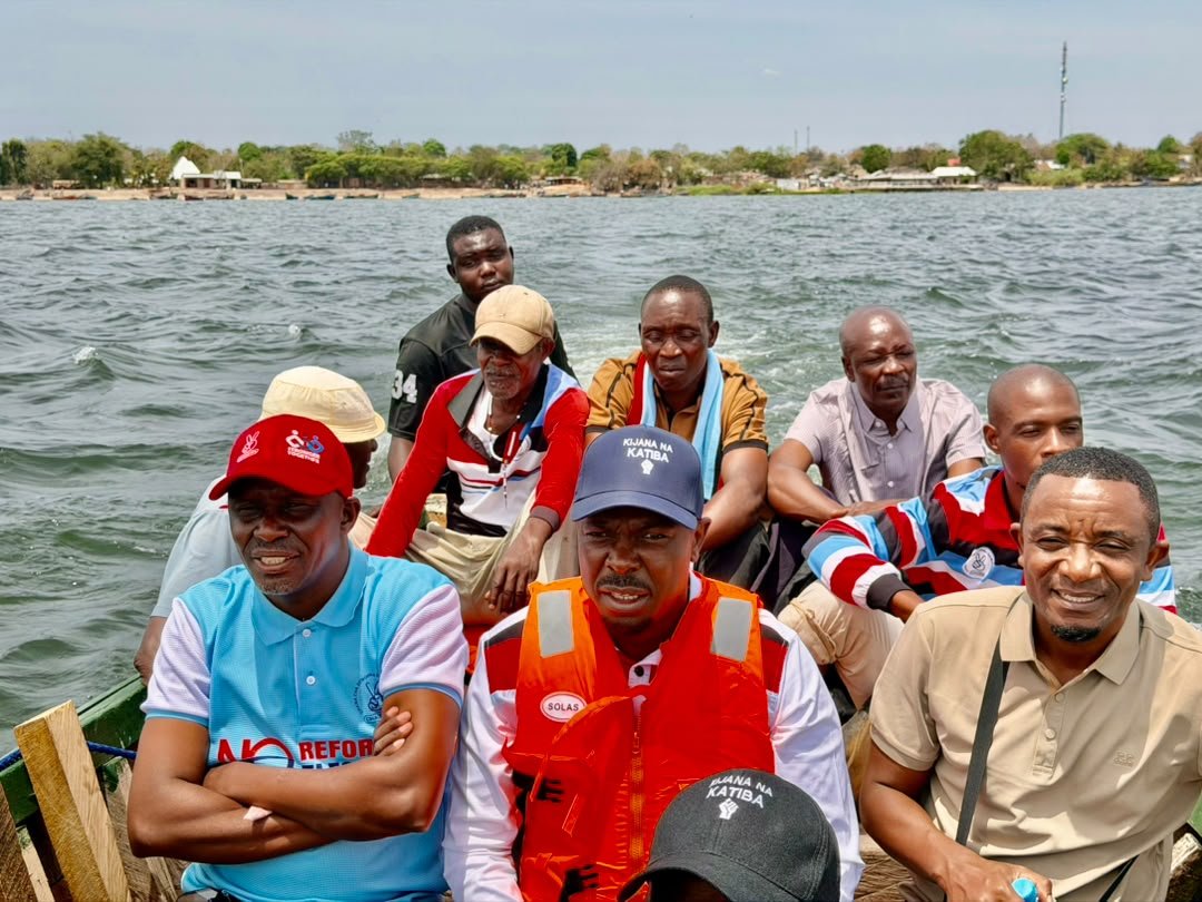 ChademaTZ2's tweet photo. Makamu Mwenyekiti wa CHADEMA Bara, Mhe. @HecheJohn, akivuka kwa mtumbwi kutoka Kisorya kwenda Ukerewe mchana huu, tayari kwa mkutano wa hadhara utakaofanyika leo Nansio, Ukerewe. https://t.co/XQyztXL3ek