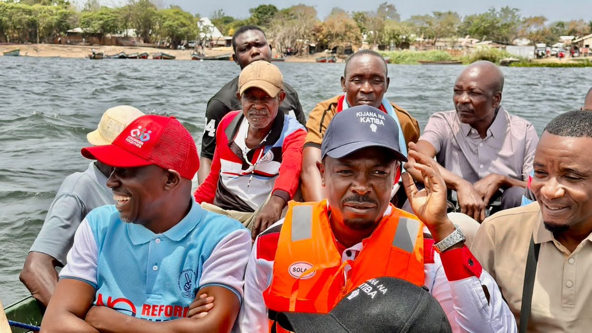 ChademaTZ2's tweet photo. Makamu Mwenyekiti wa CHADEMA Bara, Mhe. @HecheJohn, akivuka kwa mtumbwi kutoka Kisorya kwenda Ukerewe mchana huu, tayari kwa mkutano wa hadhara utakaofanyika leo Nansio, Ukerewe. https://t.co/XQyztXL3ek
