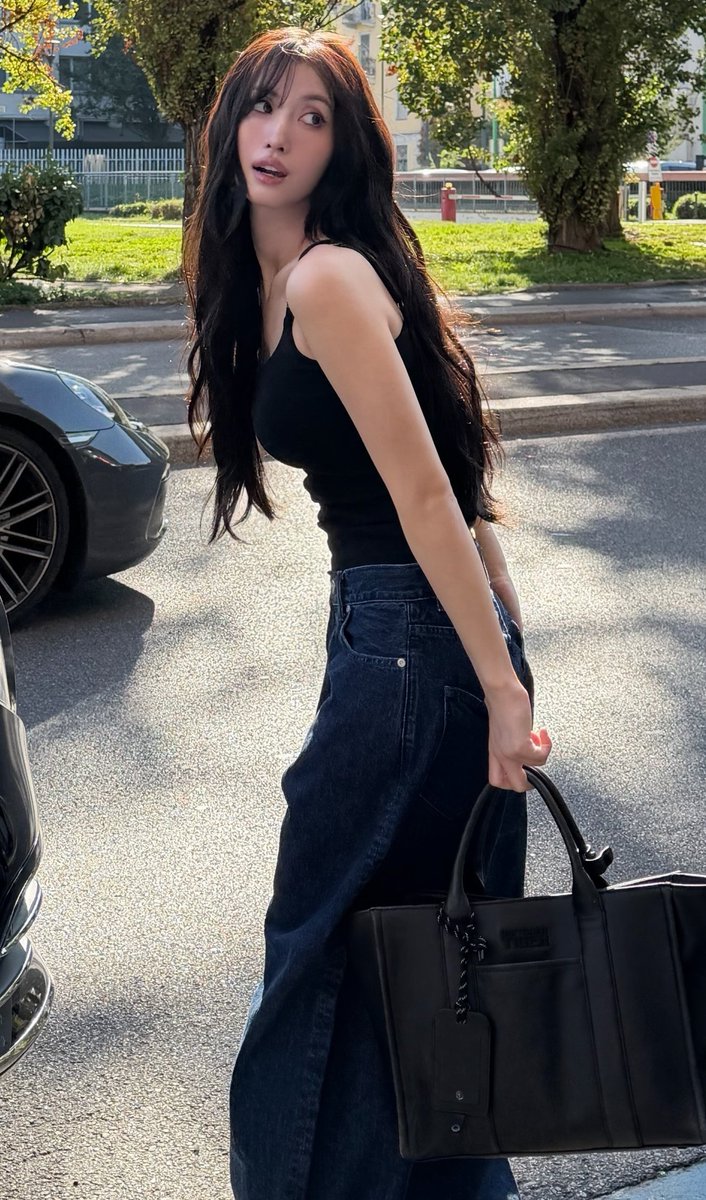 godmitzu's tweet photo. MOMO IS SO GORGEOUS OMG https://t.co/6zxvfli5IM