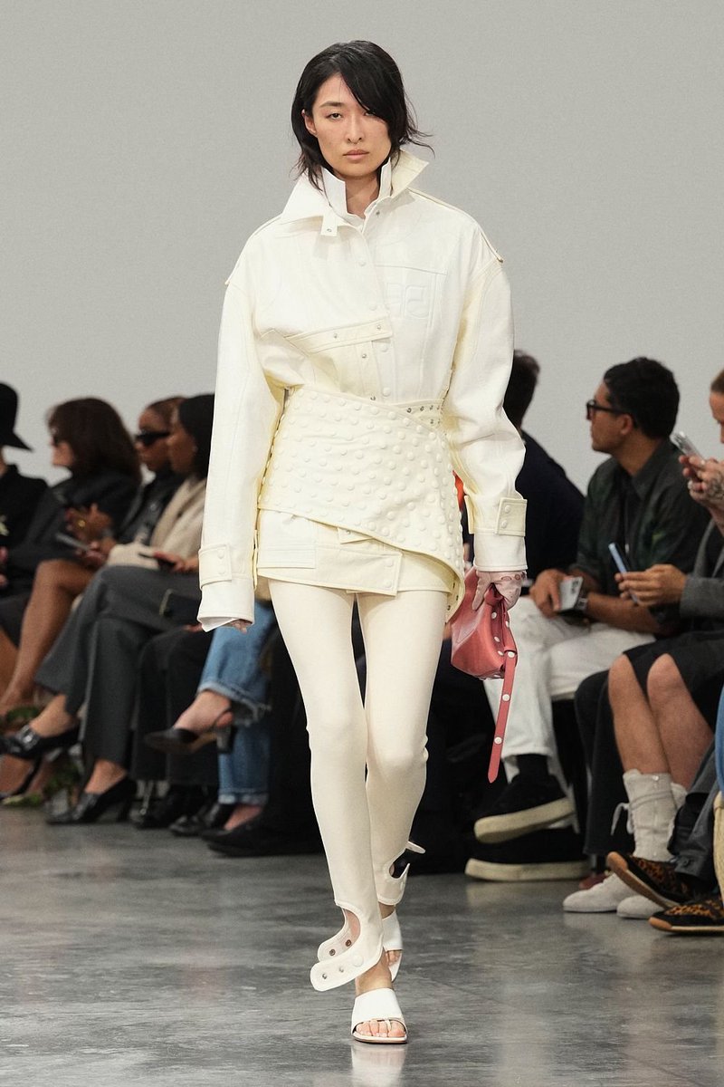 itgirlbackup's tweet photo. Courrèges ss27 https://t.co/zN5lApU222