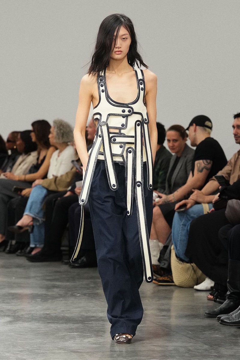 itgirlbackup's tweet photo. Courrèges ss27 https://t.co/zN5lApU222