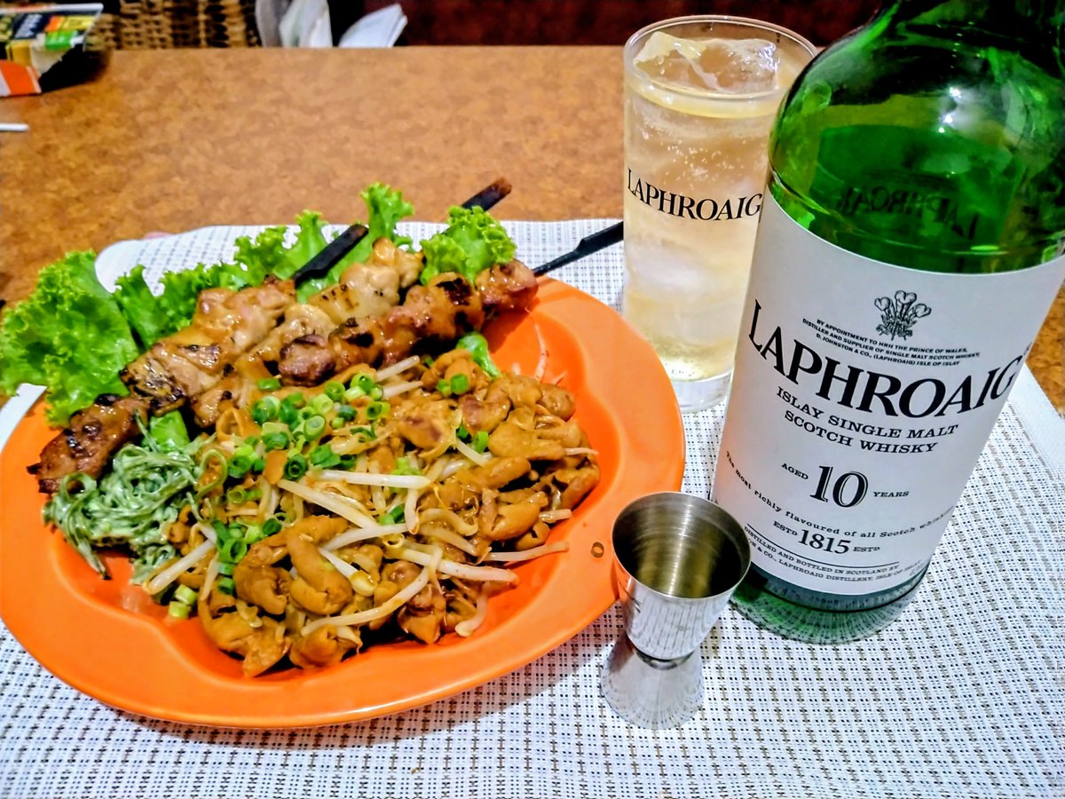 itumoBarBer's tweet photo. お疲れ様です😊ラフロイグ10年ソーダ割。こてっちゃん焼き鳥。いただきます✨乾杯🍻　#ラフロイグ https://t.co/hzk4bonLZ4