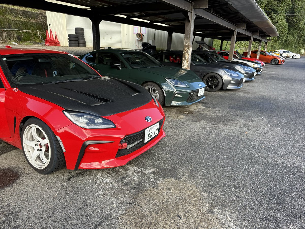 FoxWorks88's tweet photo. MJスタイル練習会、D1の疲れもあれど思う存分みんなで練習に励みました。
お昼には恒例の単走審査をしてもらい、次のステップアップに向けて的確なアドバイスを貰いつつ。。。フォークリフト。。。みんなで追走練習と出走した瞬間にタイロット折れ（笑）急いで直して混ざりました！
#MJSTYLE
#drift https://t.co/QAmD66gkKg