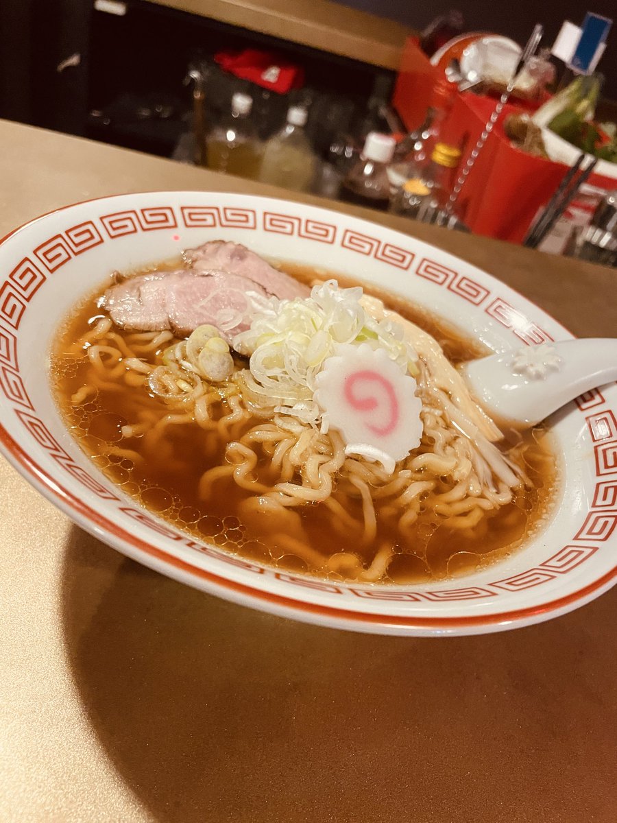 029mikoshi's tweet photo. 最近ラーメンをめっちゃ褒めてもらって嬉し恥ずかし♡

鶏ガラの仕入れができず仕込みが遅れております💦

今週のどっかで一回足りなくなるかもしれません

早いもの勝ちです^_^
今夜もよろしくお願いします https://t.co/Zv58lmByrJ