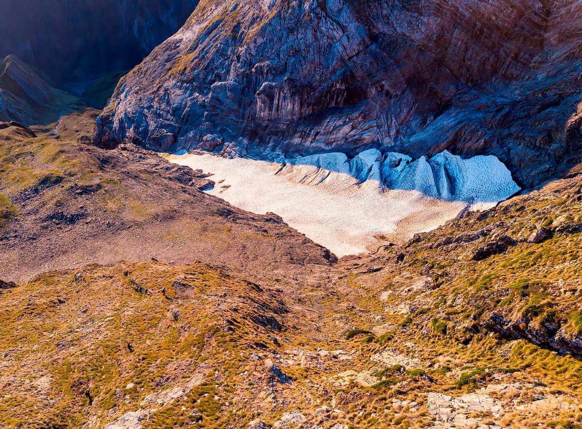 subfossilguy's tweet photo. On 25th Sept., took place the biennial survey of Arcouzan Gl. (Mt Valier) the most ‘special’ of the Pyrenean glaciers! 🧊💪

Despite all the heatwaves, it was covered in firn, but amount of remaining ice and flow are limited 🌊🔥

📷 F. Laurens/H. Lucas
https://t.co/DzYynpramP https://t.co/nwfu9Kl7l7