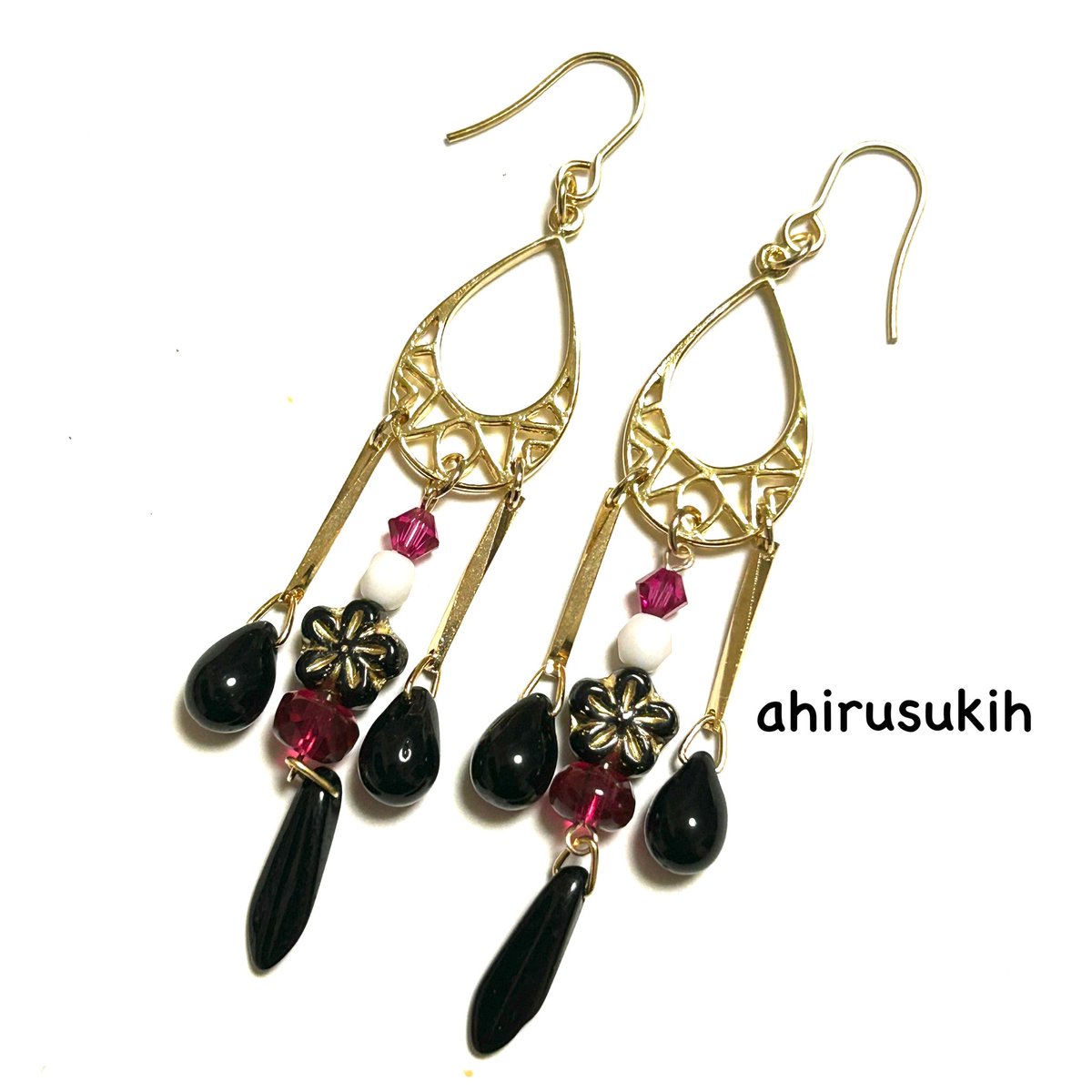 ahirusuki0609's tweet photo. 10/11 閃華の刻 火華2026
（東京ビッグサイト）

西2ホール タ30ab「CARURU」

【新作紹介】
とうらぶイメージ耳飾り
※ピアス→イヤリングへの変更可

南泉一文字
大包平×2
一期一振

#CARURU 
#とうらぶ手芸部 https://t.co/5kZnsmp7Zh