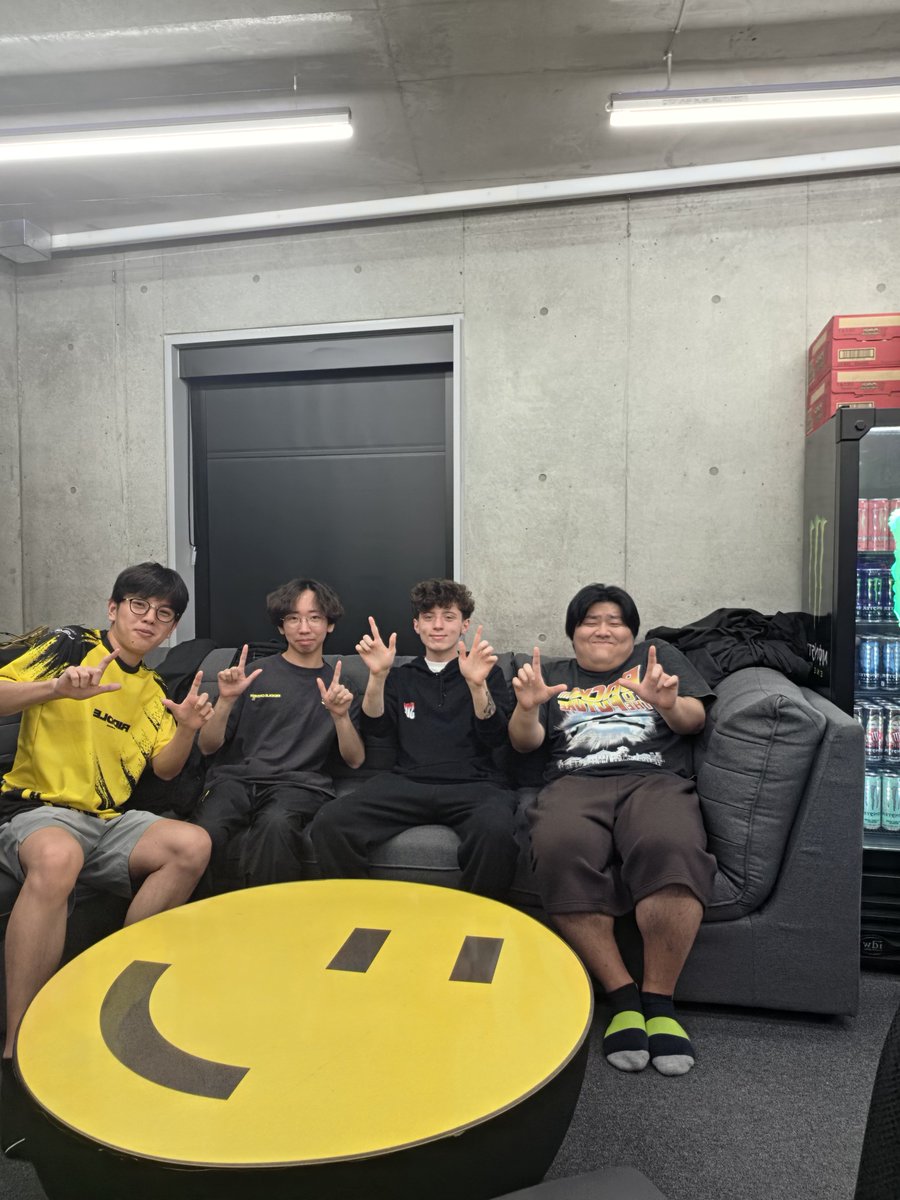 Takagi_Progamer's tweet photo. NotPedroがリドルの事務所来てくれた！

お腹減ったって言ったら、カバンからドーナツ取り出して手で二つに分けてくれて嬉しかった。ありがとねー！
@NotPedro3 
@hikaru_shiftne 
@juniorchaaaan https://t.co/TPVw5UYdkQ