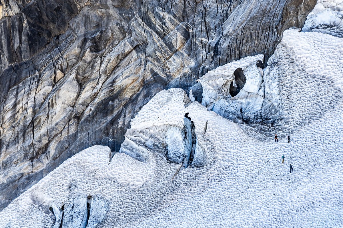subfossilguy's tweet photo. On 25th Sept., took place the biennial survey of Arcouzan Gl. (Mt Valier) the most ‘special’ of the Pyrenean glaciers! 🧊💪

Despite all the heatwaves, it was covered in firn, but amount of remaining ice and flow are limited 🌊🔥

📷 F. Laurens/H. Lucas
https://t.co/DzYynpramP https://t.co/nwfu9Kl7l7