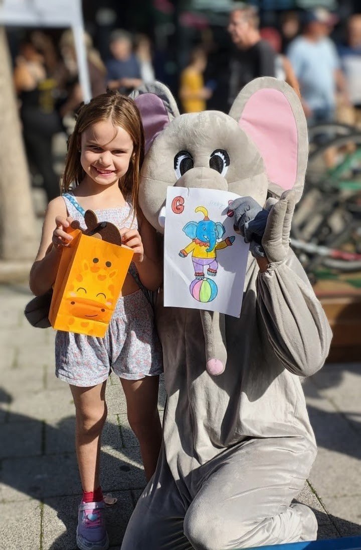 Rogercircus's tweet photo. This is the best way to promote a book
I love getting into my Roger the Elephant "The World's Most Famous Circus Elephant" costume and meeting wonderful kids plus I get free hugs and everyone loves a free hug https://t.co/Y1jgOoaFHe