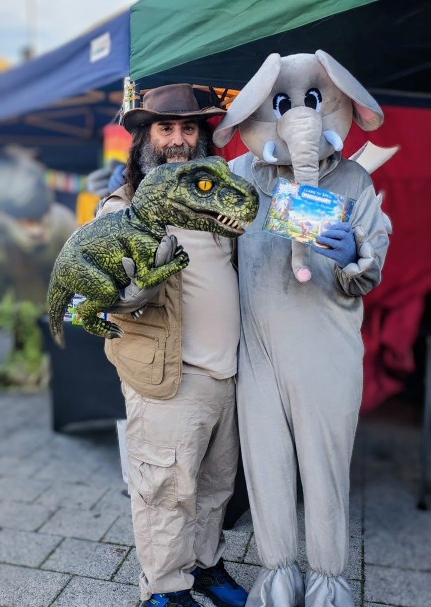 Rogercircus's tweet photo. This is the best way to promote a book
I love getting into my Roger the Elephant "The World's Most Famous Circus Elephant" costume and meeting wonderful kids plus I get free hugs and everyone loves a free hug https://t.co/Y1jgOoaFHe