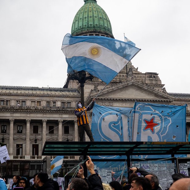clarincom's tweet photo. LA CORTE SUPREMA VOLTEÓ UNA CAUTELAR QUE LIMITABA LA COMPRA DE TIERRAS POR PARTE DE EXTRANJEROS

Lectura rápida
La Corte Suprema revocó el fallo de la Cámara Federal de La Plata que había declarado inconstitucional el artículo 154 del DNU 70/2023. En la práctica, vuelve a quedar operativa la derogación de la Ley de Tierras y se eliminan los límites específicos que imponía a la compra de tierras rurales por extranjeros.

Falta de legitimación
El tribunal rechazó la demanda del Centro de Ex Combatientes Islas Malvinas La Plata porque consideró que la entidad no tenía legitimación para promover la acción colectiva. El fallo fue firmado por Horacio Rosatti, Carlos Rosenkrantz y Ricardo Lorenzetti.

Sin definición constitucional
La Corte no se pronunció sobre la constitucionalidad del DNU ni sobre la validez de la derogación. Antes de analizar esa cuestión, analizó si el CECIM tenía legitimación para iniciar la demanda, un requisito que consideró incumplido. Por eso, dejó sin efecto la sentencia que mantenía vigente el régimen restrictivo de la ley 26.737.

(+) en Clarín: https://t.co/iny8NfceNs
Foto: Marcha frente al Congreso en contra del proyecto impulsado por Javier Milei denominado como "Ley de Inviolabilidad la Propiedad Privada".