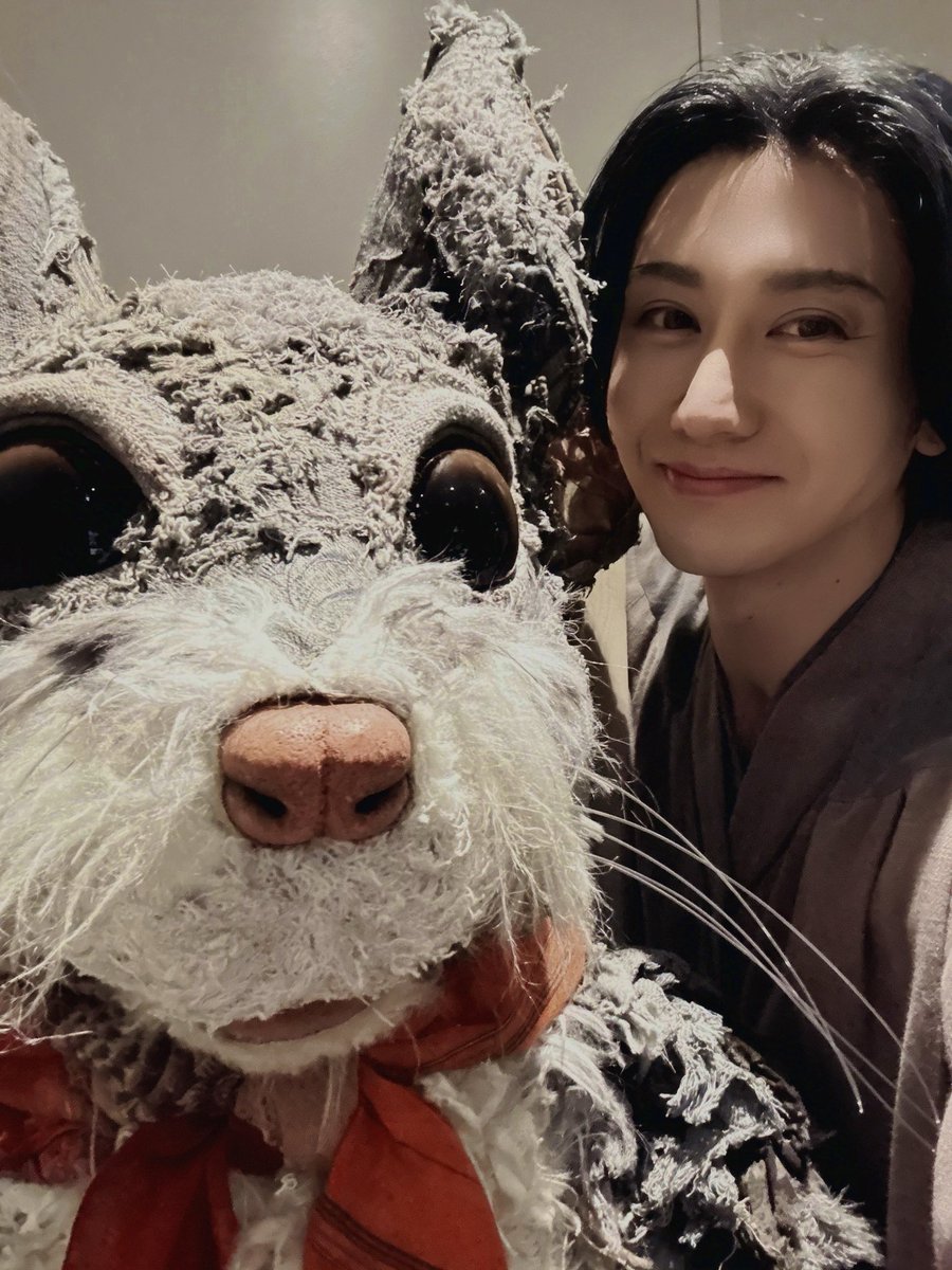 motohiro0119's tweet photo. ミュージカル『十二国記 月の影 影の海 』 
特別 応援上映会
ご来場頂きありがとうございました！
二部の方は、まだ鑑賞してるかなぁ、、？

久々に楽俊パペットにも会えましたー！
相変わらず可愛かった🐭
元気そうでよかった〜
牧島くんからのウィットに富んだメッセージもありましたね、、！

アリーナライブも決まり、
きっと楽俊も喜んでおります。

#十二国記
#まき俊
#もつ俊