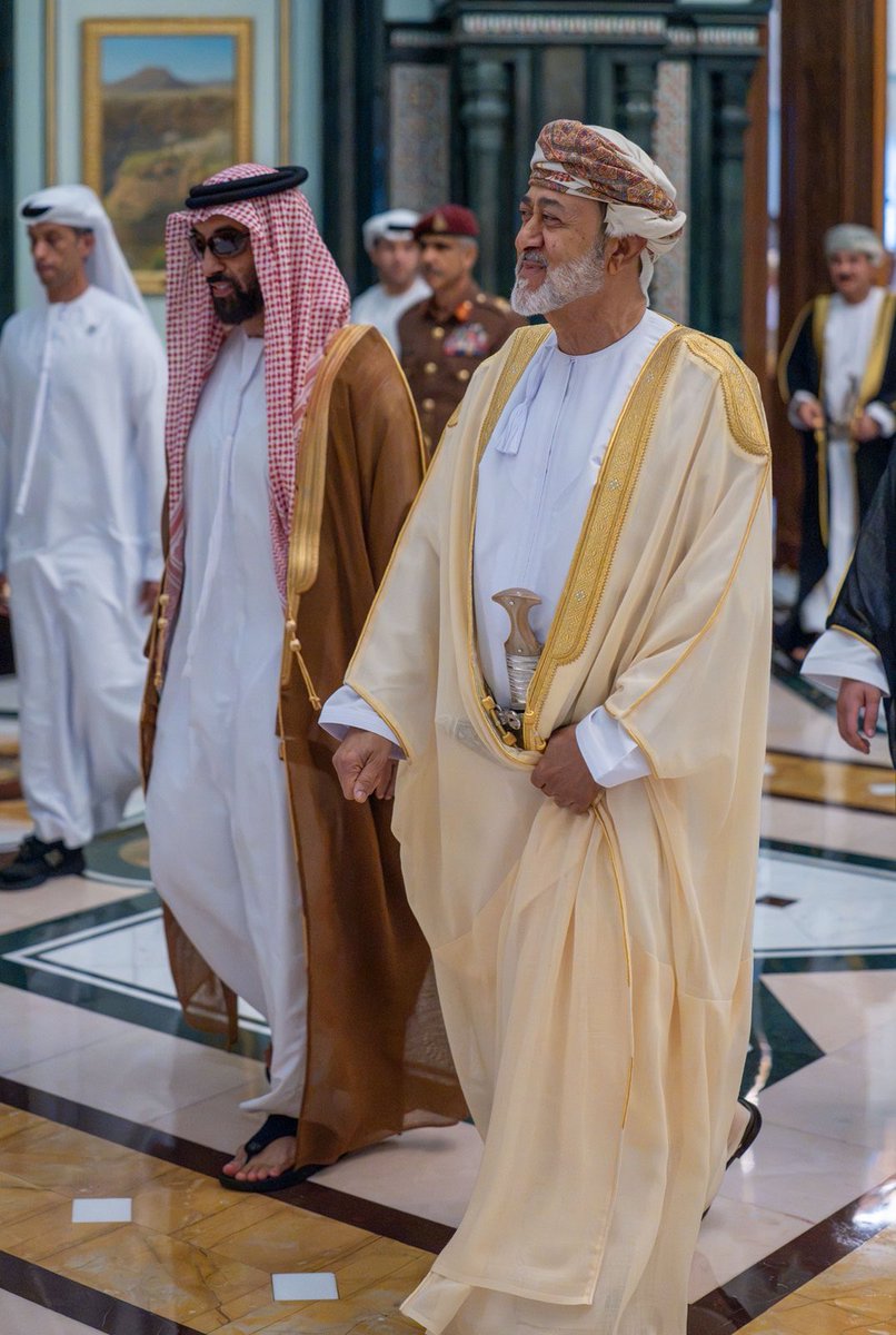 FMofOman's tweet photo. 📸 | استقبل حضرة صاحب الجلالة السلطان هيثم بن طارق المعظم - حفظه الله ورعاه - صب��اح اليوم بقصر البركة العامر، سمو الشيخ طحنون بن زايد آل نهيان، نائب حاكم إمارة أبوظبي مستشار الأمن الوطني بدولة الإمارات العربية المتحدة الشقيقة.

جرى خلال المقابلة بحث عددٍ من الموضوعات التي تهمّ البلدين الشقيقين على مختلف الأصعدة، بما يخدم المصالح والتطلعات المشتركة، علاوةً على تبادل الآراء حول التطورات المتسارعة في المنطقة، وسبل تحقيق التهدئة وخفض التوترات، عبر الطرق الدبلوماسية المتوازنة وتكثيف التنسيق والتشاور؛ بما يكفل حماية مصالح الدول وأمنها.